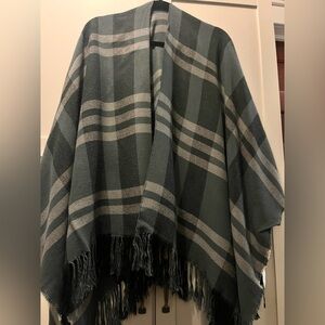 Causebox Siizu gray plaid shawl fringe trim poncho never worn